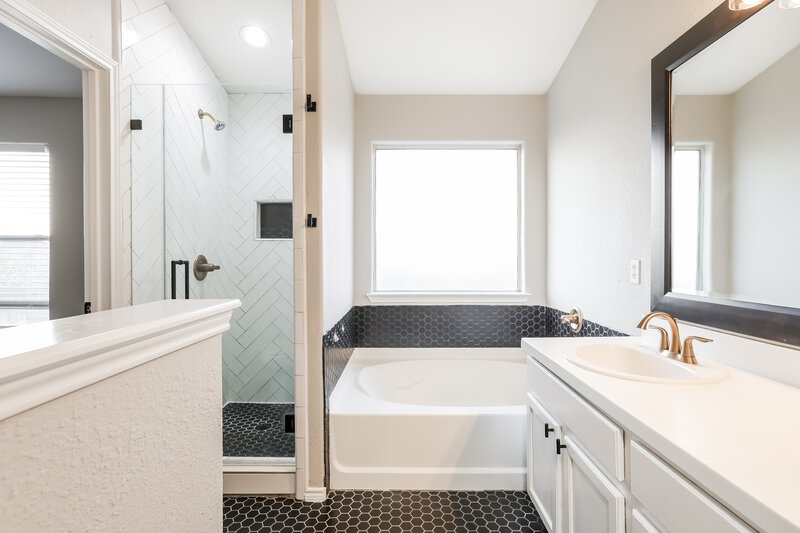 2,145/Mo, 8715 Sunset Pond Dr Tomball, TX 77375 Main Bathroom View