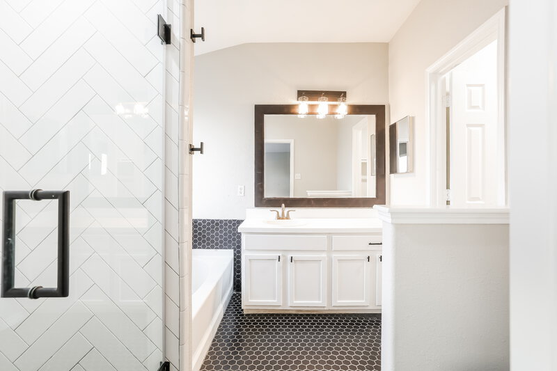 2,145/Mo, 8715 Sunset Pond Dr Tomball, TX 77375 Main Bathroom View 2