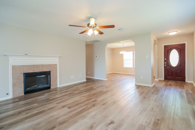 2,020/Mo, 3121 Centennial Village Dr Pearland, TX 77584 Living Room View 2