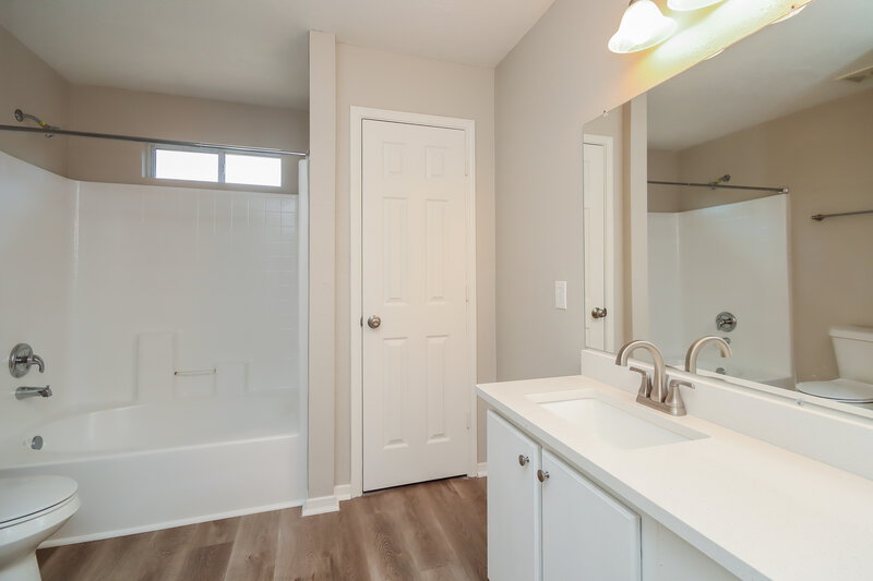 2,020/Mo, 3121 Centennial Village Dr Pearland, TX 77584 Main Bathroom View