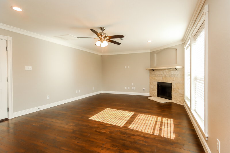2,740/Mo, 229 Mammoth Springs Ln Dickinson, TX 77539 Living Room View 2