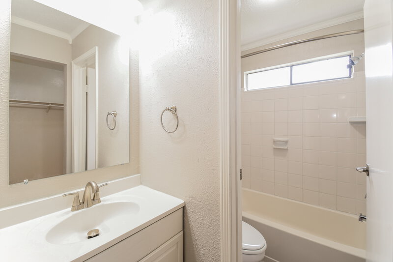 2,160/Mo, 2610 Merrimac Dr League City, TX 77573 Main Bathroom View