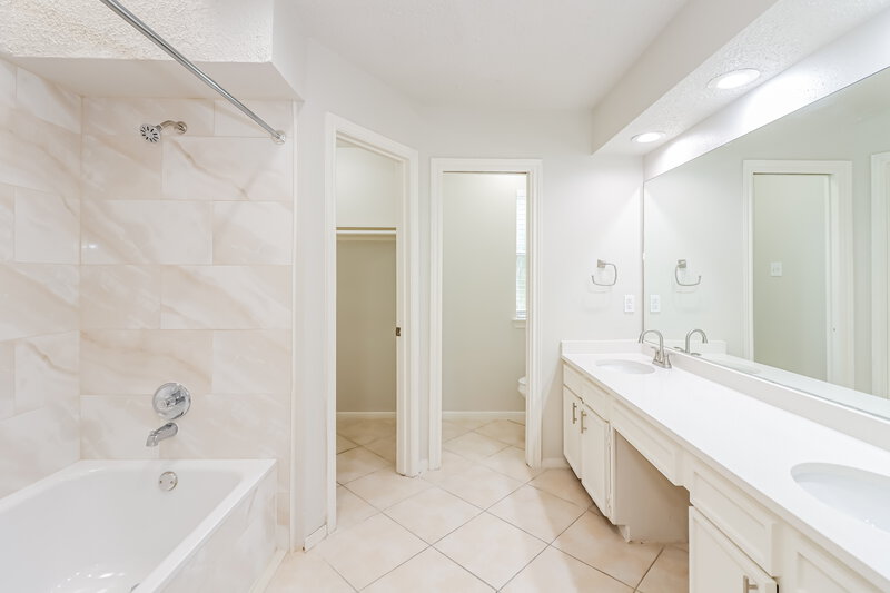 2,510/Mo, 12406 S Garden St Houston, TX 77071 Main Bathroom View