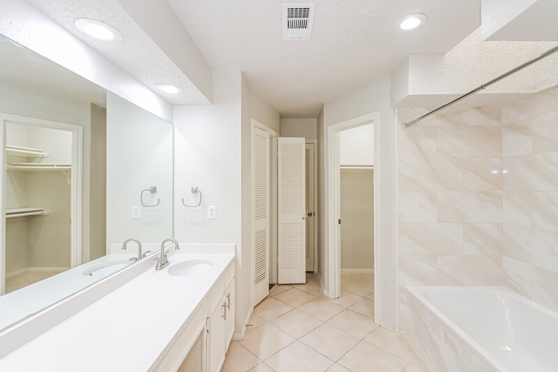 2,510/Mo, 12406 S Garden St Houston, TX 77071 Main Bathroom View 2