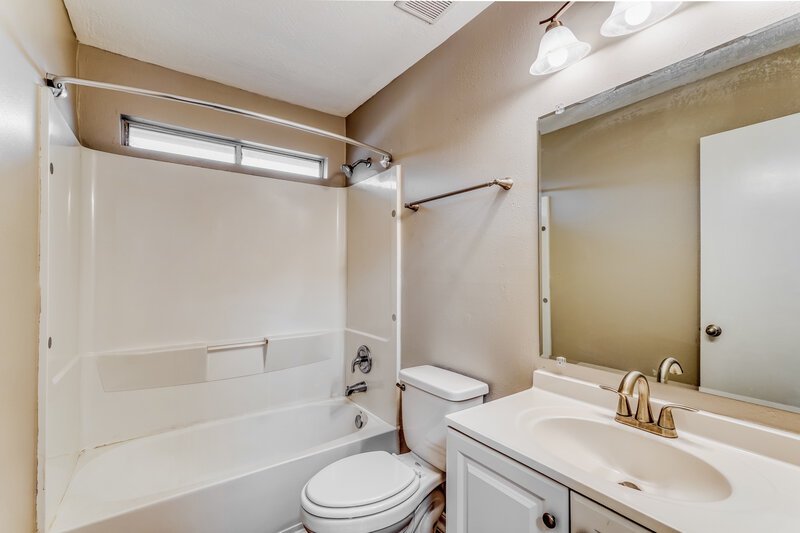 1,910/Mo, 19402 Garden Pool Ln Tomball, TX 77375 Main Bathroom View