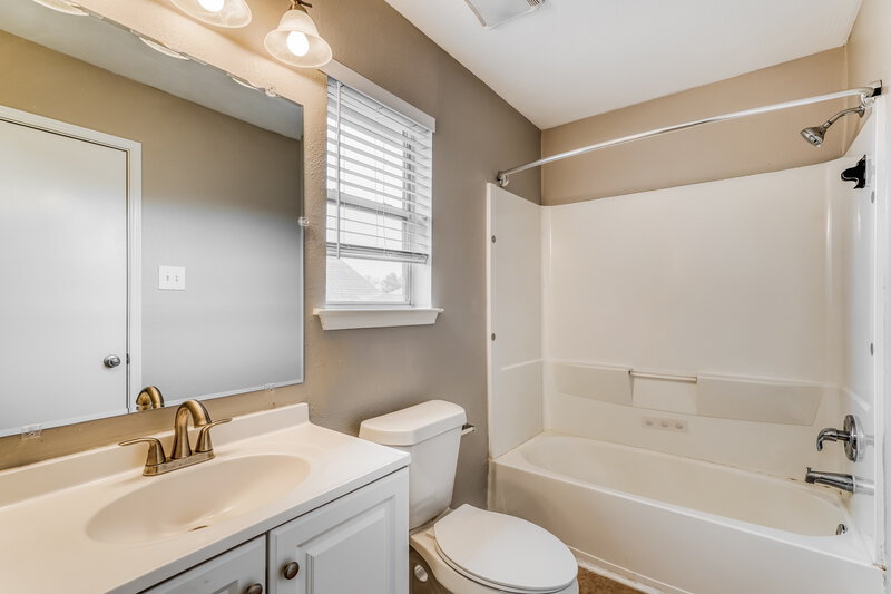 1,910/Mo, 19402 Garden Pool Ln Tomball, TX 77375 Main Bathroom View 2