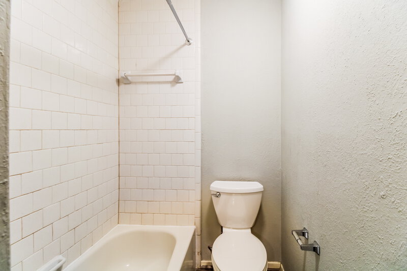 1,670/Mo, 2222 Victoria Ct Missouri City, TX 77459 Main Bathroom View 2