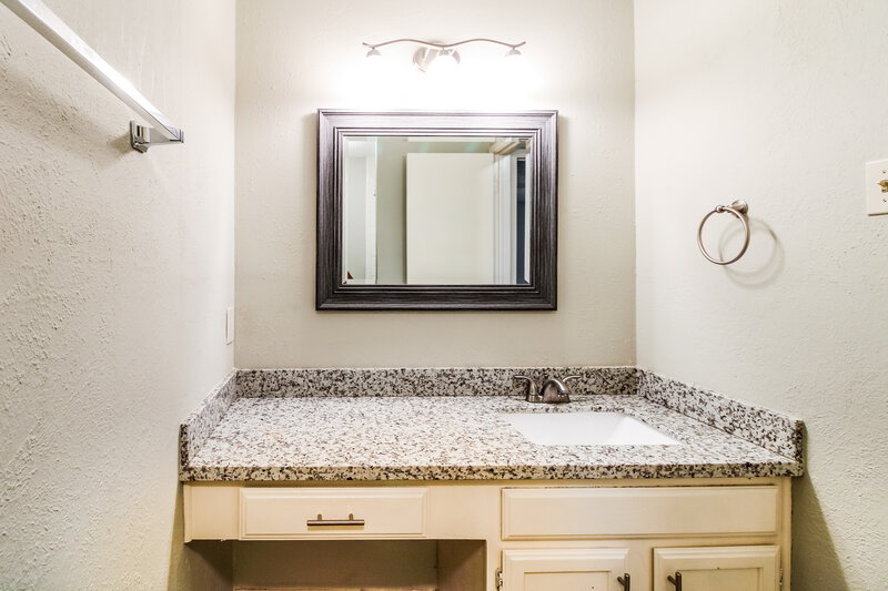 1,670/Mo, 2222 Victoria Ct Missouri City, TX 77459 Bathroom View 2