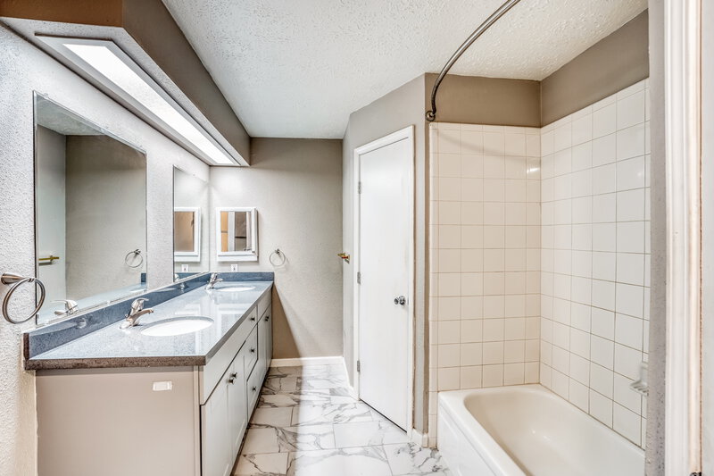 1,860/Mo, 20810 Union Park Dr Katy, TX 77450 Main Bathroom View