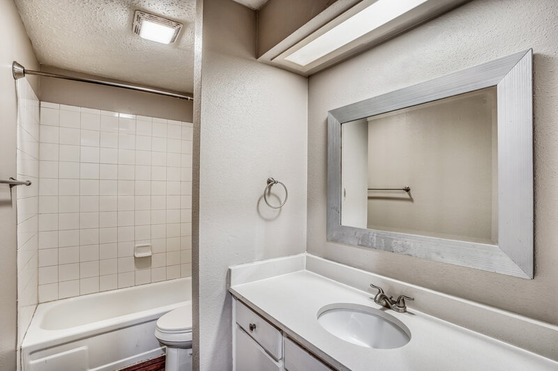 1,860/Mo, 20810 Union Park Dr Katy, TX 77450 Bathroom View