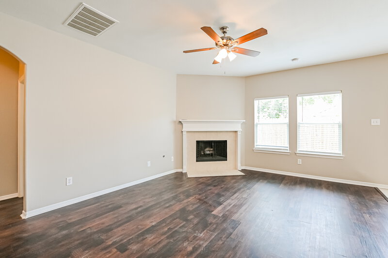 2,305/Mo, 815 Chase View Dr Bacliff, TX 77518 Living Room View