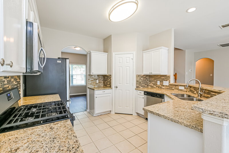 2,305/Mo, 815 Chase View Dr Bacliff, TX 77518 Kitchen View