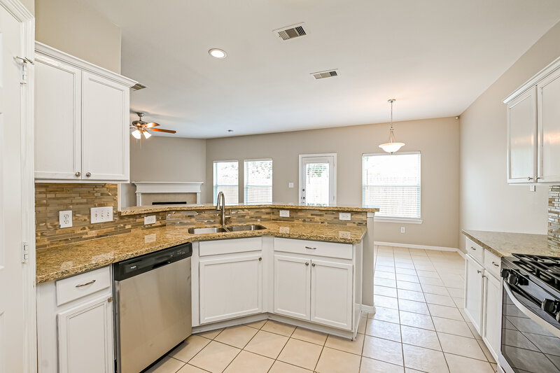 2,305/Mo, 815 Chase View Dr Bacliff, TX 77518 Kitchen View 2