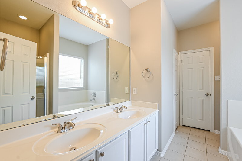 2,305/Mo, 815 Chase View Dr Bacliff, TX 77518 Main Bedroom View 3