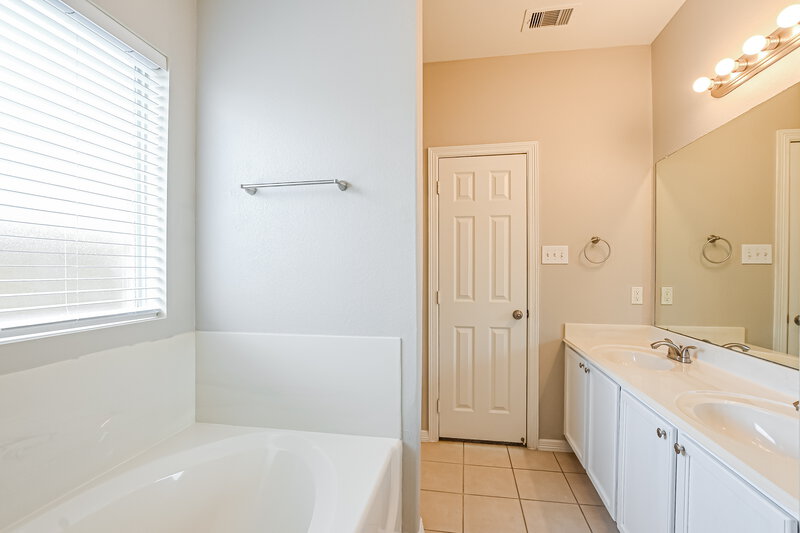 2,305/Mo, 815 Chase View Dr Bacliff, TX 77518 Main Bathroom View