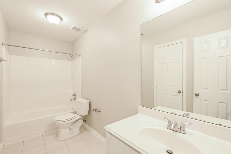 2,305/Mo, 815 Chase View Dr Bacliff, TX 77518 Bathroom View
