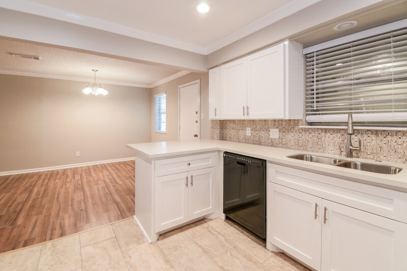 2,270/Mo, 3824 Evergreen Dr Dickinson, TX 77539 Kitchen View 2