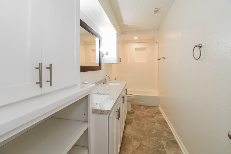 2,270/Mo, 3824 Evergreen Dr Dickinson, TX 77539 Main Bathroom View