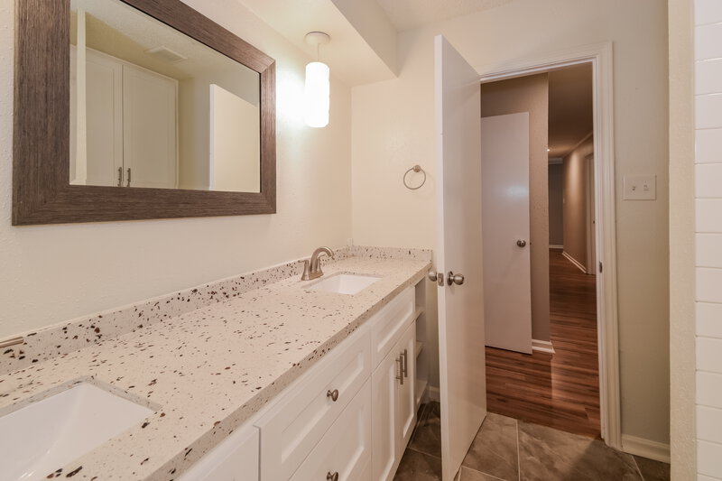 2,270/Mo, 3824 Evergreen Dr Dickinson, TX 77539 Bathroom View