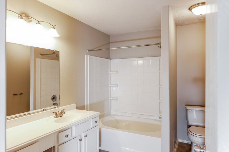 2,085/Mo, 2931 Landing Edge Ln Dickinson, TX 77539 Main Bathroom View