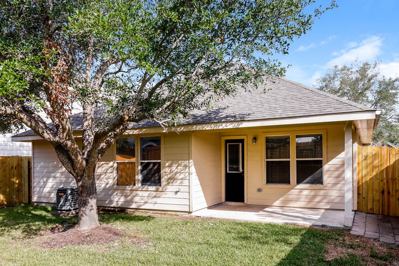 2,085/Mo, 2931 Landing Edge Ln Dickinson, TX 77539 Rear View