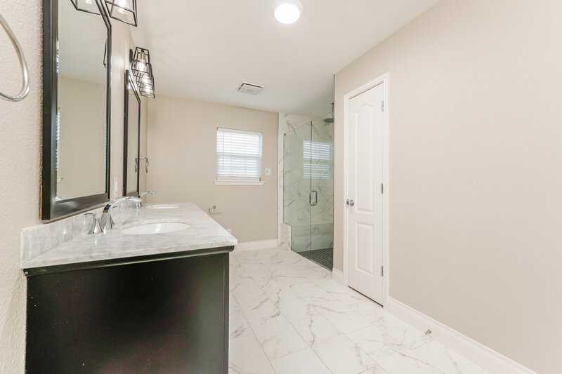 2,150/Mo, 21214 Shadow River Ln Spring, TX 77379 Main Bathroom View