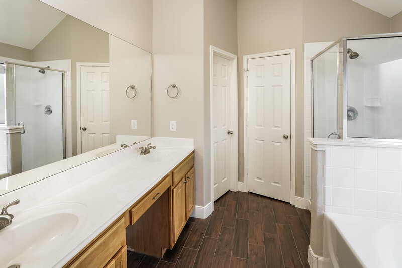 2,300/Mo, 5707 Straight Way Humble, TX 77339 Main Bathroom View