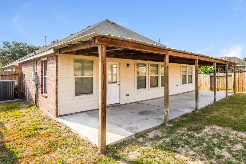 2,300/Mo, 5707 Straight Way Humble, TX 77339 Rear View