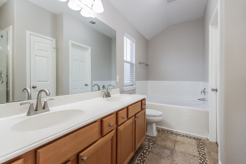 1,990/Mo, 2026 Midlane Dr Conroe, TX 77301 Main Bathroom View