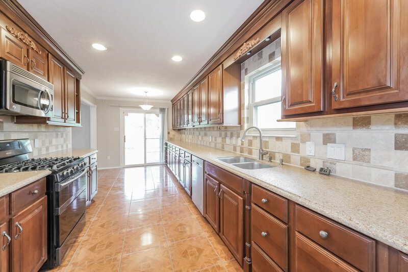 2,000/Mo, 8907 Aspen Place Dr Houston, TX 77071 Kitchen View 2