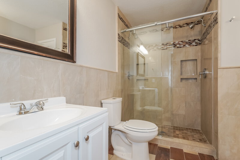 2,000/Mo, 8907 Aspen Place Dr Houston, TX 77071 Main Bathroom View