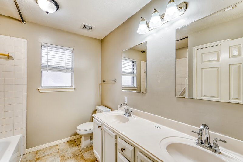 1,995/Mo, 521 Cedar Ave League City, TX 77573 Bathroom View