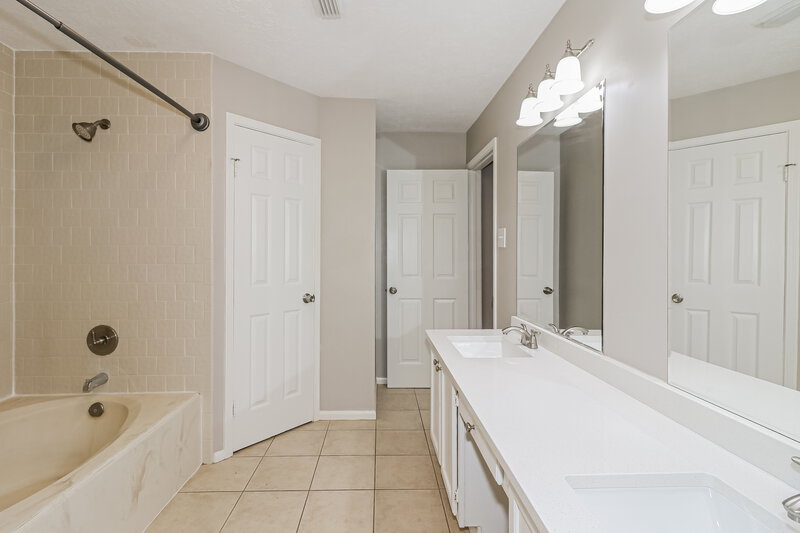2,180/Mo, 1911 Brazos Crossing Dr Richmond, TX 77406 Main Bathroom View 2