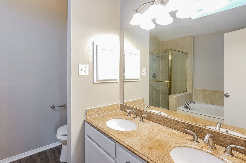 1,860/Mo, 1909 Wildwood Ridge Dr Missouri City, TX 77489 Main Bathroom View