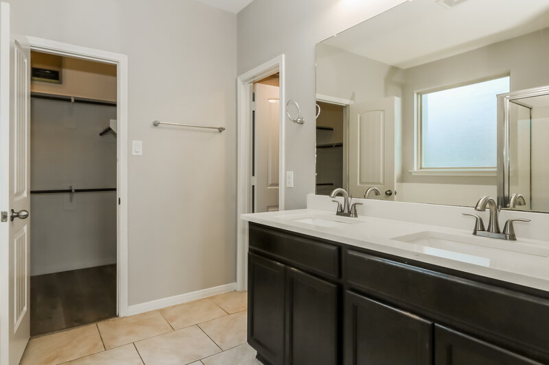 2,435/Mo, 1935 Bravos Manor Ln Fresno, TX 77545 Main Bathroom View