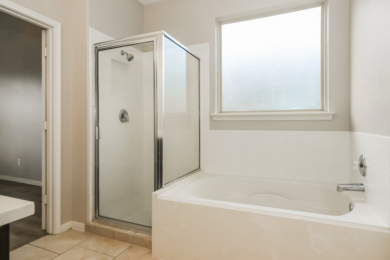 2,435/Mo, 1935 Bravos Manor Ln Fresno, TX 77545 Main Bathroom View 2