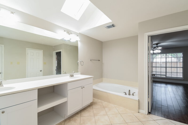 2,815/Mo, 4765 Oakmont Ct League City, TX 77573 Main Bathroom View 2
