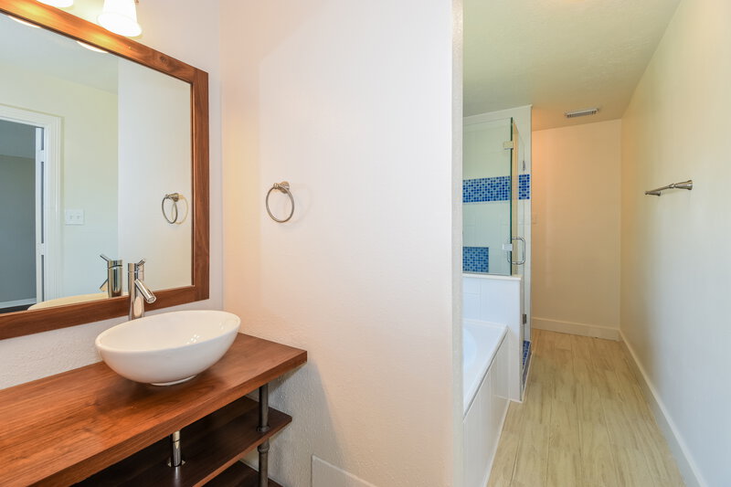 2,420/Mo, 2014 Harbour Cove Dr Seabrook, TX 77586 Main Bathroom View
