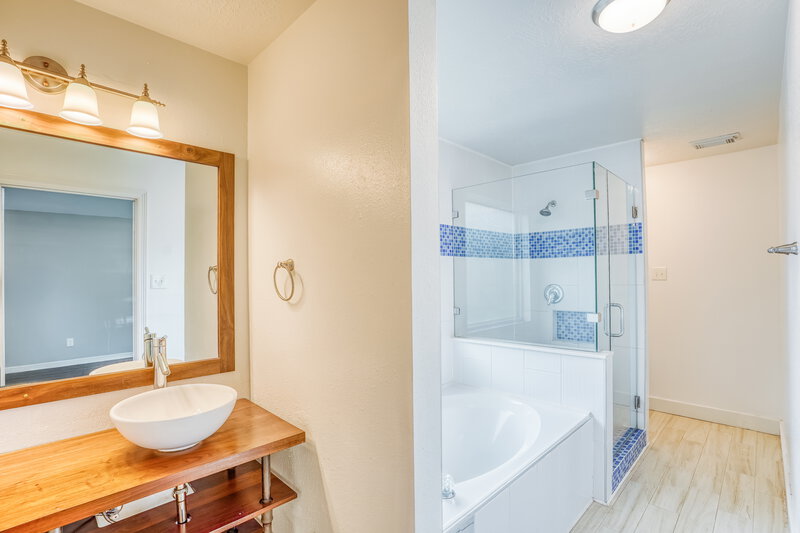 2,445/Mo, 2014 Harbour Cove Dr Seabrook, TX 77586 Main Bathroom View