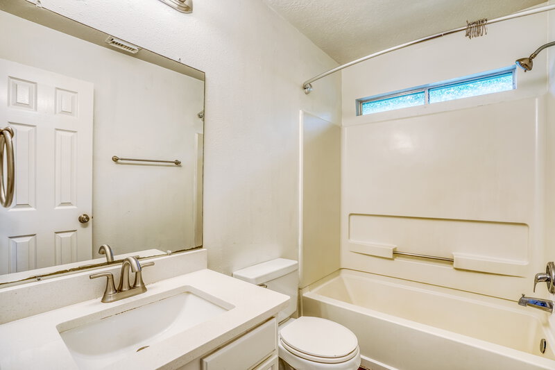 2,445/Mo, 2014 Harbour Cove Dr Seabrook, TX 77586 Bathroom View