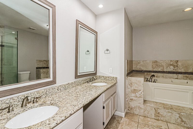 2,310/Mo, 203 Old Oaks St League City, TX 77573 Main Bathroom View