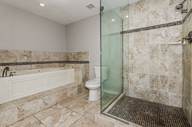 2,310/Mo, 203 Old Oaks St League City, TX 77573 Main Bathroom View 2