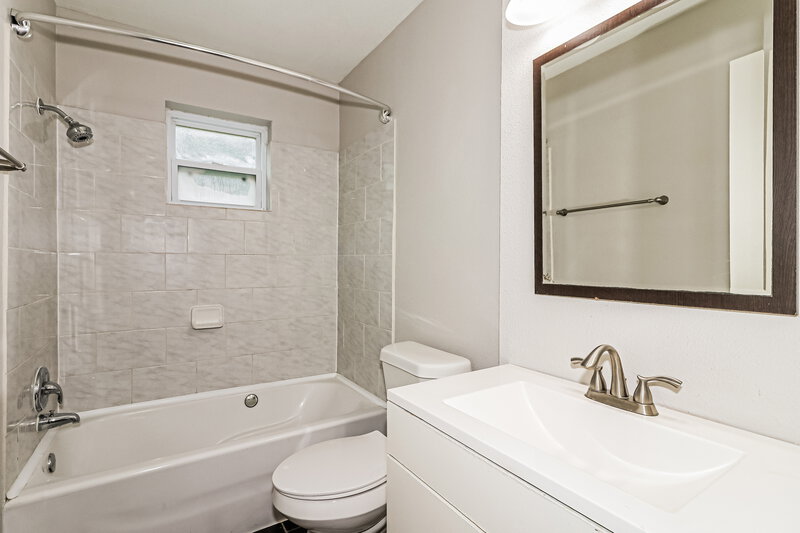 2,310/Mo, 203 Old Oaks St League City, TX 77573 Bathroom View