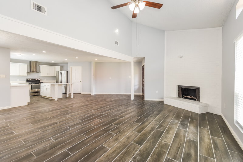 2,290/Mo, 10815 Kirkbend Dr Houston, TX 77089 Living Room View