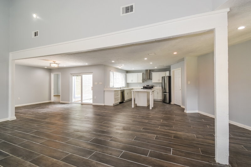 2,290/Mo, 10815 Kirkbend Dr Houston, TX 77089 Living Room View 2