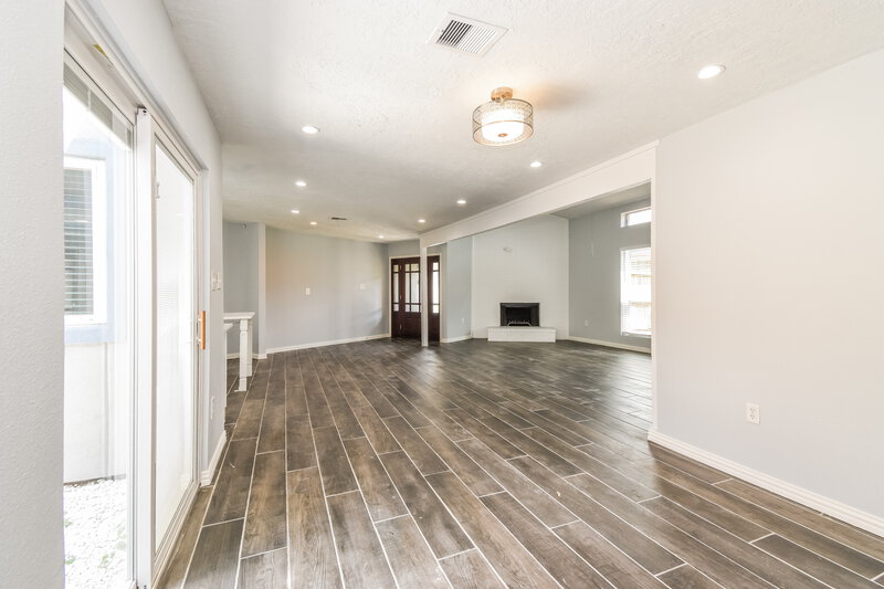 2,290/Mo, 10815 Kirkbend Dr Houston, TX 77089 Living Room View 3