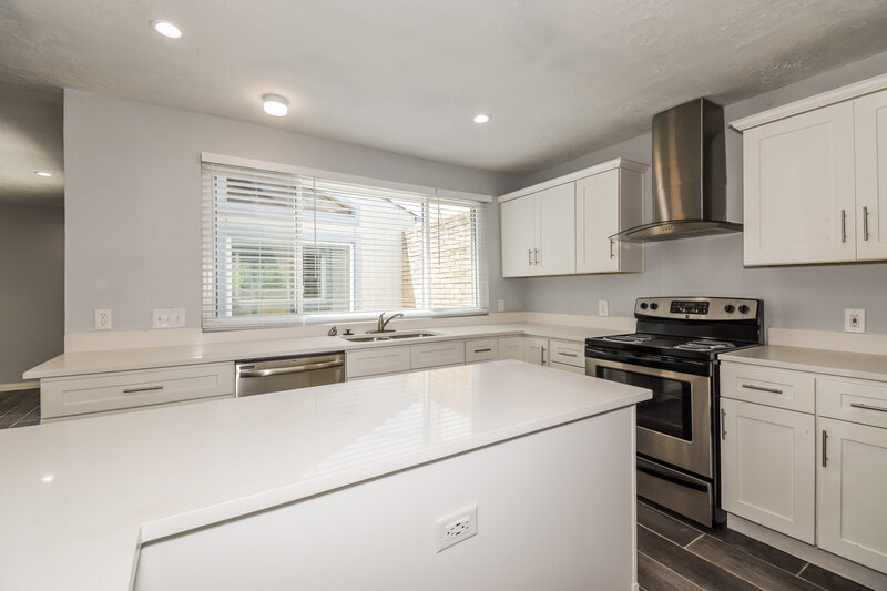 2,290/Mo, 10815 Kirkbend Dr Houston, TX 77089 Kitchen View 2