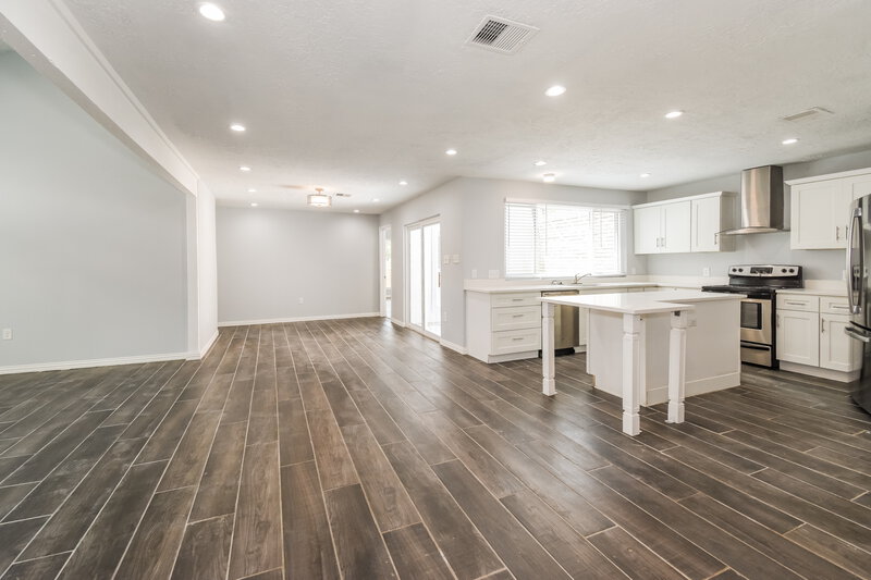 2,290/Mo, 10815 Kirkbend Dr Houston, TX 77089 Family Room View 2