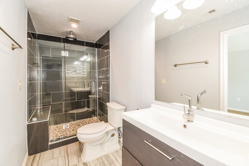 2,290/Mo, 10815 Kirkbend Dr Houston, TX 77089 Bathroom View