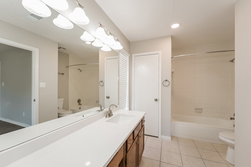 2,000/Mo, 9119 Smokehollow Dr Houston, TX 77064 Main Bathroom View